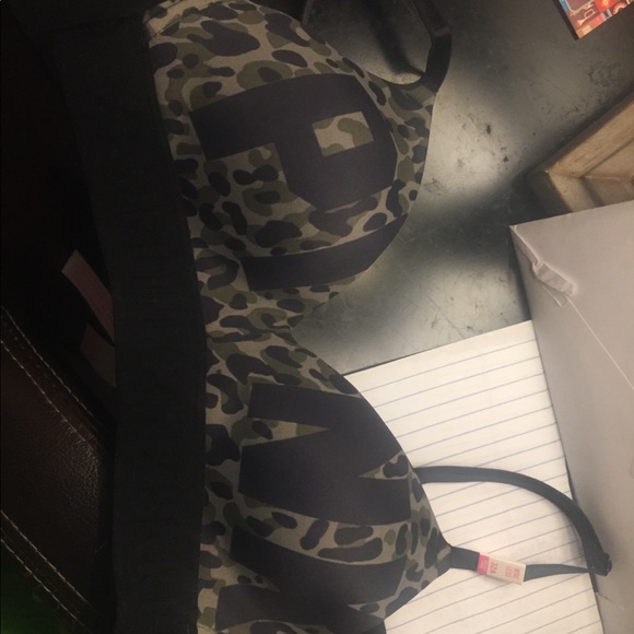 SOLD -VS Pink lightly lined camo bra size 32A - Picture 2 of 6
